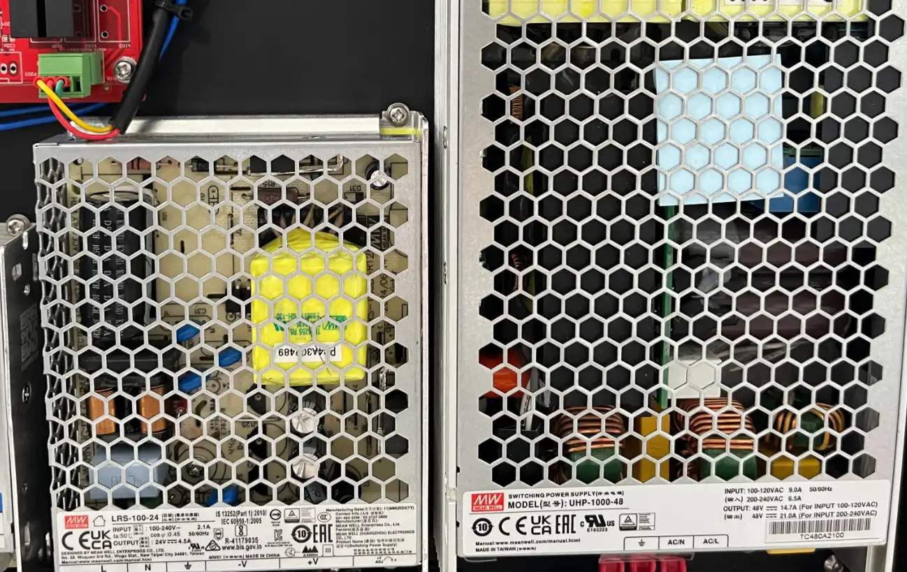 Alimentation électrique MEAN WELL utilisée dans les machines Alpina Laser