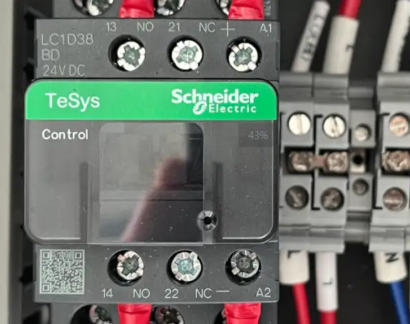 Contacteur de sécurité Schneider Electric TeSys utilisé dans le circuit d'arrêt d'urgence