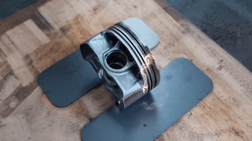 Nettoyage laser d'un piston moteur en action — retrait de la calamine par laser pulsé sans démontage