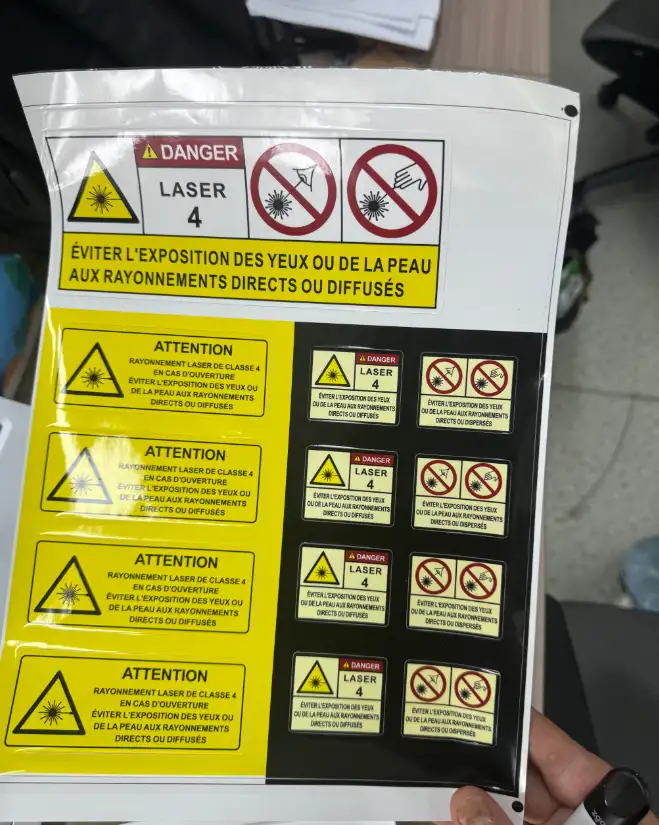 Planche de signalétique laser classe 4 en français, autocollants fournis avec chaque machine de notre gamme
