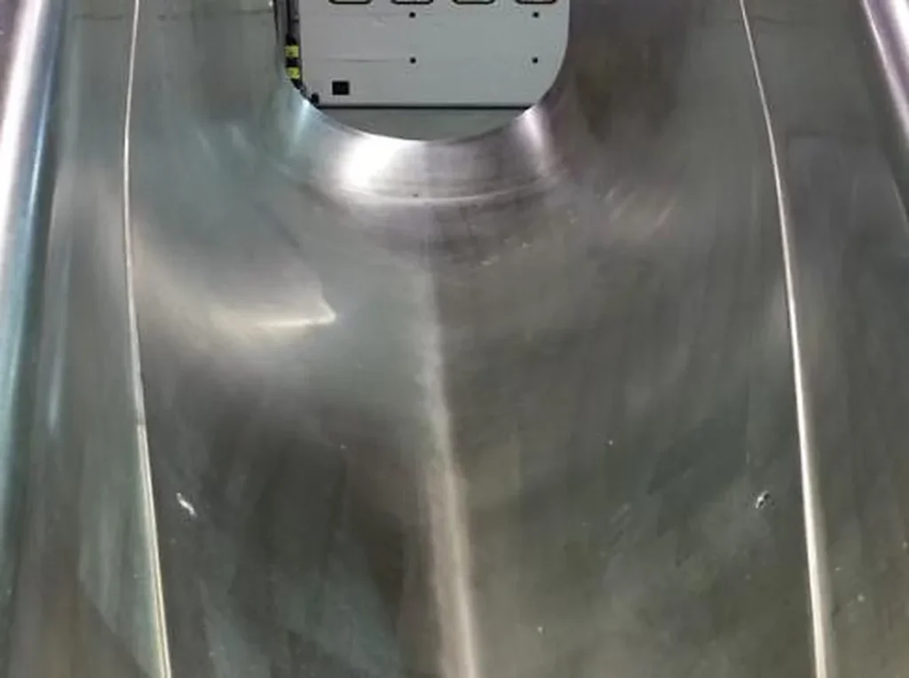 Tête de nettoyage laser au-dessus de la surface polie d’un moule de grande dimension