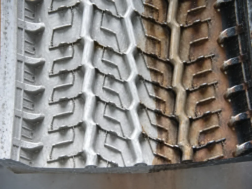Moule à pneumatique en aluminium : la sculpture de gauche est nettoyée, celle de droite reste chargée de dépôts