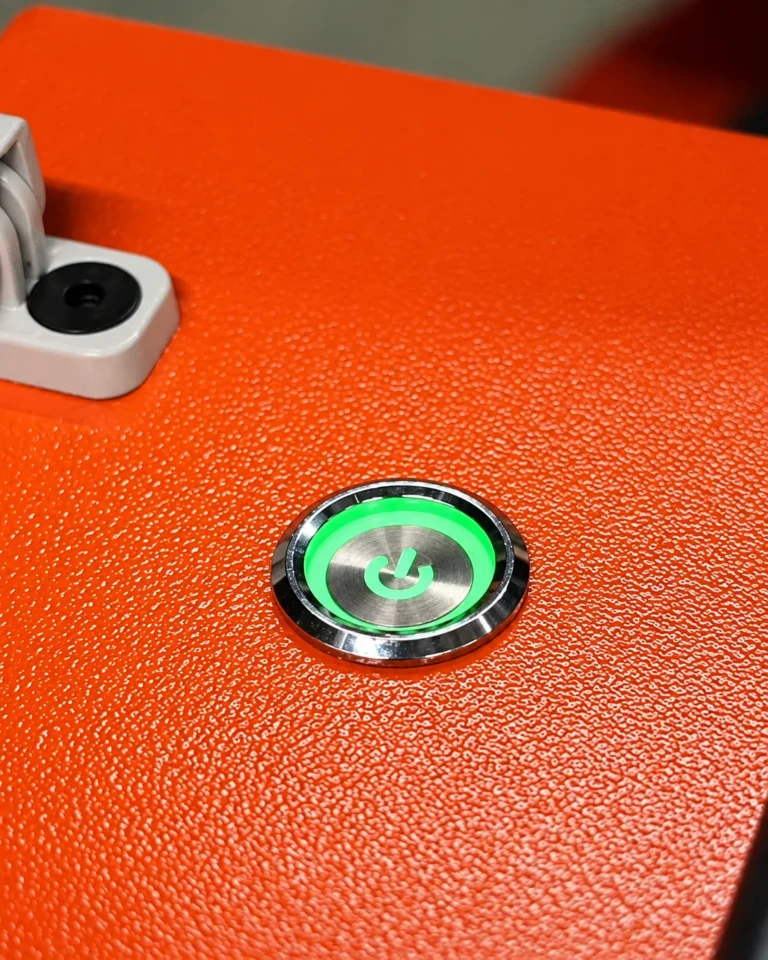 Dessus du décapeur laser 500 W PRO : bouton de mise en marche rétroéclairé en vert et pied de la poignée